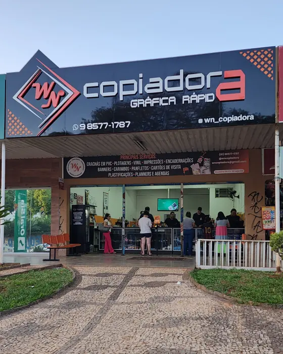Fachada da WN Copiadora em Sobradinho vista da calçada, com o letreiro Copiadora Gráfica Rápida